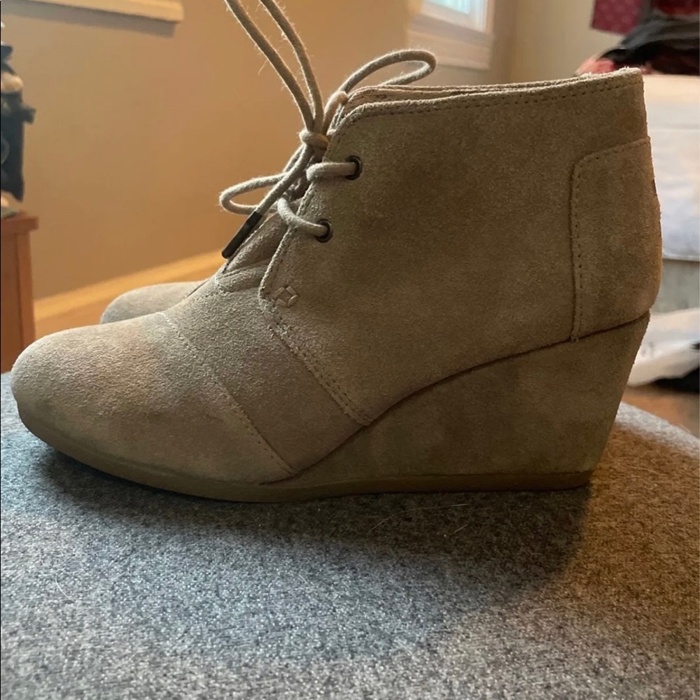 **SOLD**TOMS booties 💖🌈